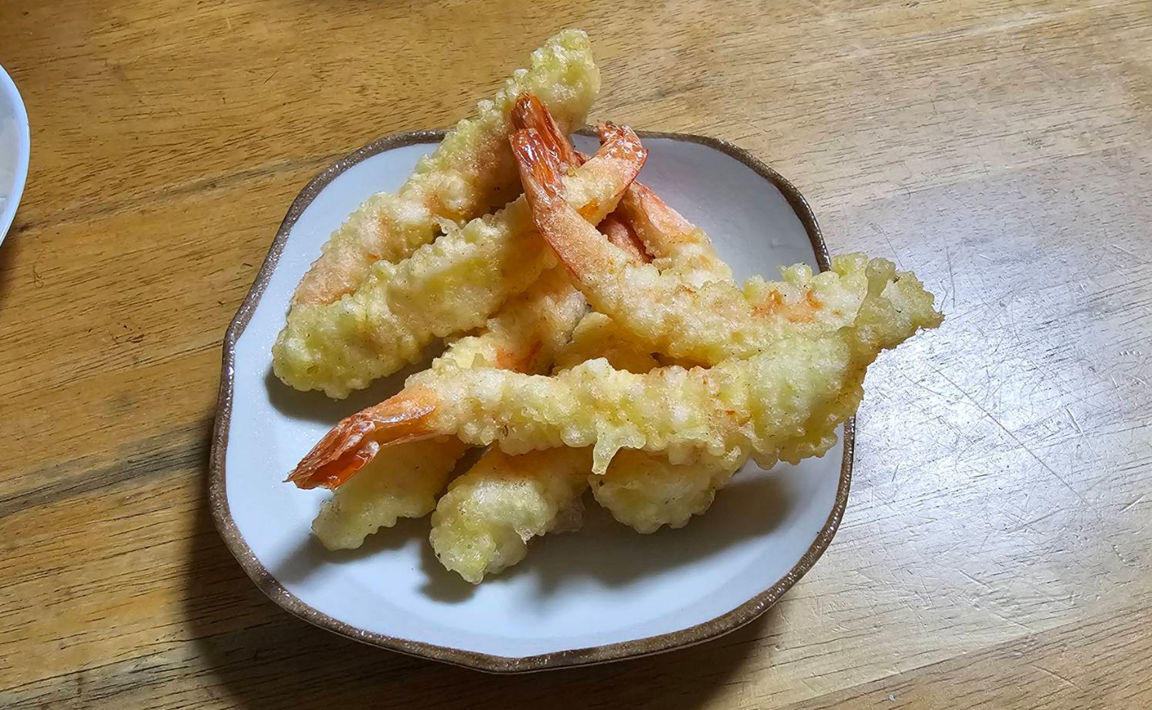 別皿に盛り付けた海老の天ぷら