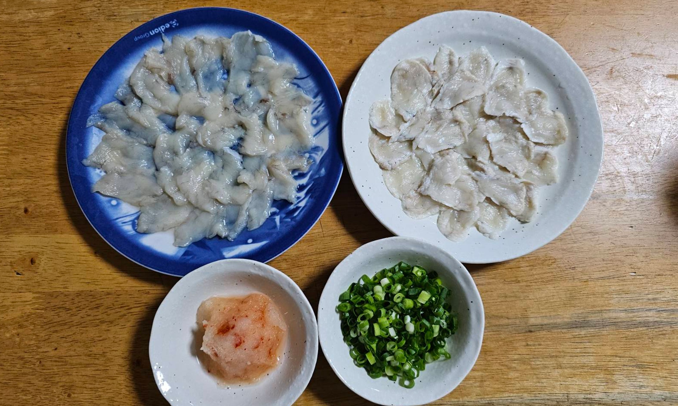 濃い色の皿に盛り付けたマフグの刺身