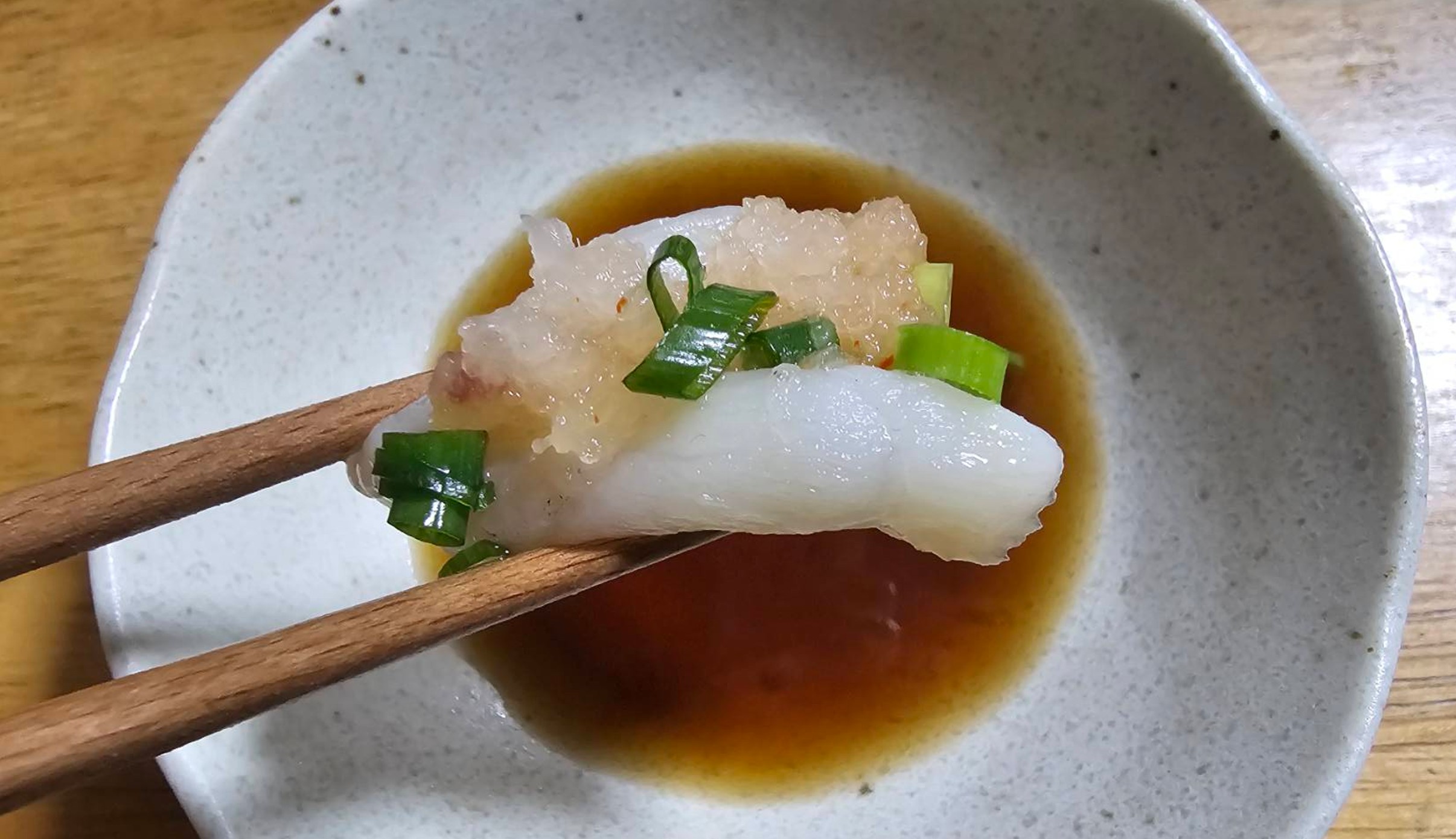 北海道産マフグの刺身を食べている様子
